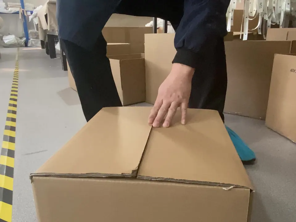 Export carton being packed at Xinlan