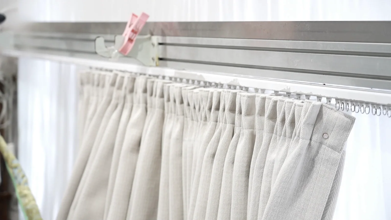 Pleated curtain heading on a rail